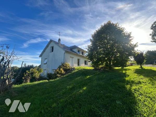 A Anglards-de-Salers (CANTAL), découvrez cette spacieuse maison individuelle de 138 m² environ,...