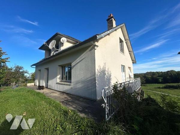 A Anglards-de-Salers (CANTAL), découvrez cette spacieuse maison individuelle de 138 m² environ,...