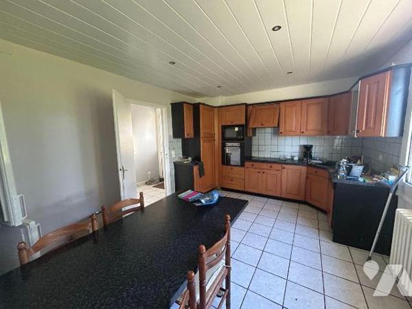 A Anglards-de-Salers (CANTAL), découvrez cette spacieuse maison individuelle de 138 m² environ,...