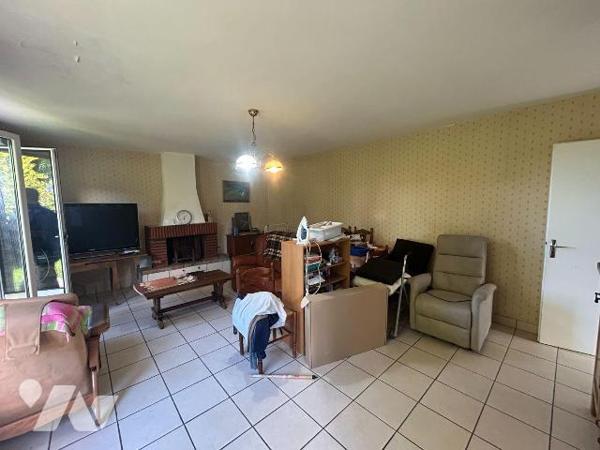 A Anglards-de-Salers (CANTAL), découvrez cette spacieuse maison individuelle de 138 m² environ,...