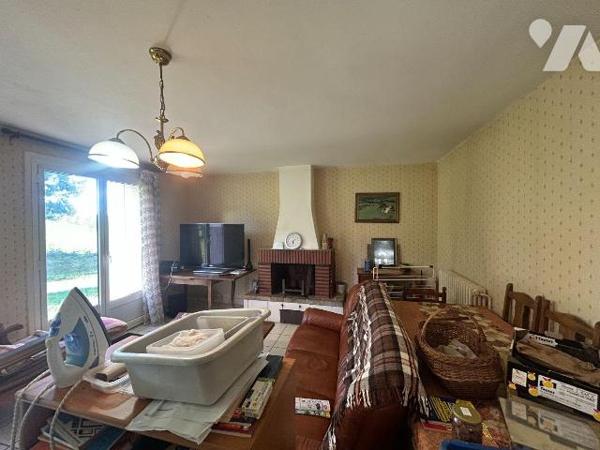 A Anglards-de-Salers (CANTAL), découvrez cette spacieuse maison individuelle de 138 m² environ,...