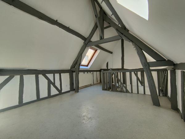 HYPER CENTRE VILLE, MAISON ANCIENNE DE CARACTERE AVEC STUDIO ET JARDIN DE 140 M² HAB DANS RUE PIETONNE Beauvais (60000)