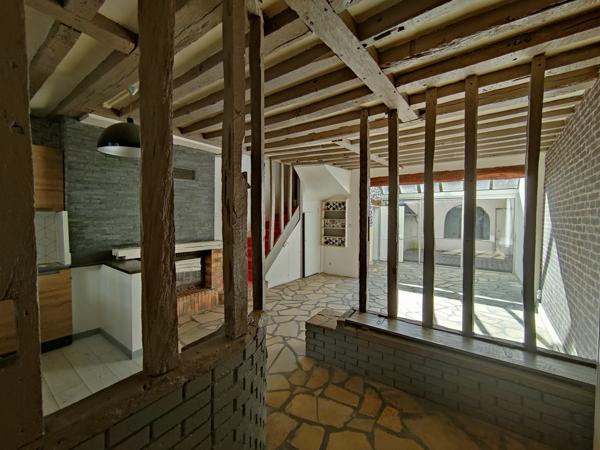 HYPER CENTRE VILLE, MAISON ANCIENNE DE CARACTERE AVEC STUDIO ET JARDIN DE 140 M² HAB DANS RUE PIETONNE Beauvais (60000)