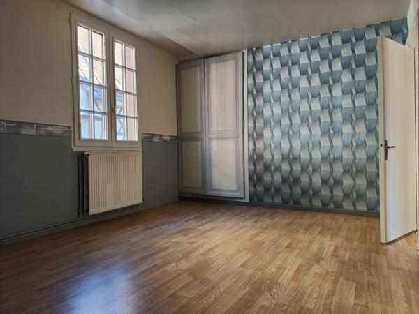 HYPER CENTRE VILLE, MAISON ANCIENNE DE CARACTERE AVEC STUDIO ET JARDIN DE 140 M² HAB DANS RUE PIETONNE Beauvais (60000)