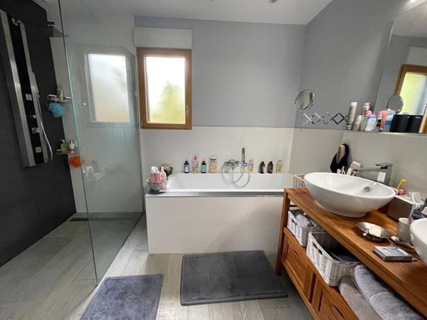 Maison Longue Jumelles contemporaine proche centre bourg