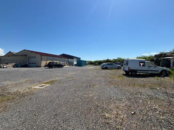Ancien garage avec magasin