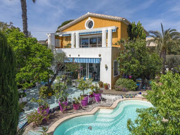 Bandol – Villa de caractère avec piscine, vue sur le parc du Canet et plages à pied