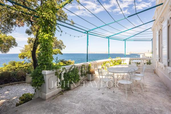 Maison Art Déco en première ligne sur la Corniche