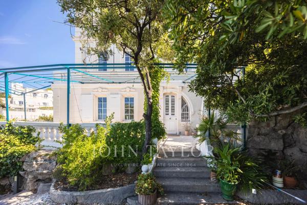 Maison Art Déco en première ligne sur la Corniche