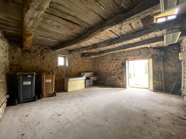 A vendre à ROUILLAC, proche BROONS, ensemble de deux maisons à rénover