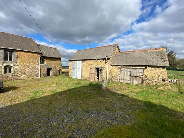 A vendre à ROUILLAC, proche BROONS, ensemble de deux maisons à rénover