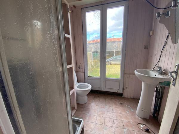 A vendre à ROUILLAC, proche BROONS, ensemble de deux maisons à rénover