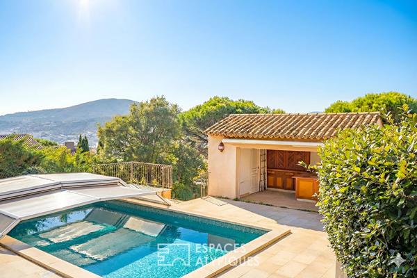 Réinvention Contemporaine pour cette Villa Années 70 avec Piscine dans quartier prisé