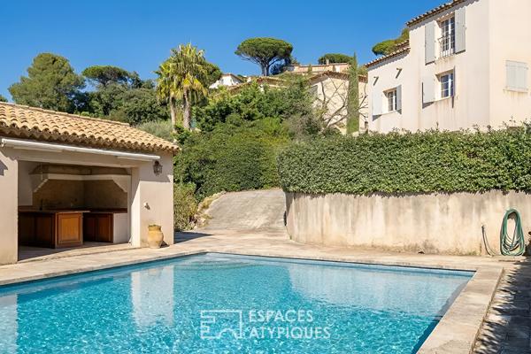 Réinvention Contemporaine pour cette Villa Années 70 avec Piscine dans quartier prisé