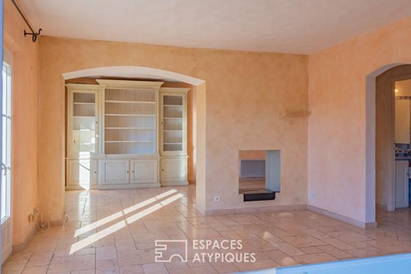 Réinvention Contemporaine pour cette Villa Années 70 avec Piscine dans quartier prisé