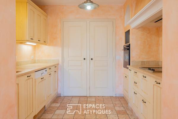 Réinvention Contemporaine pour cette Villa Années 70 avec Piscine dans quartier prisé