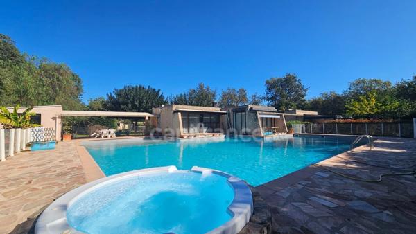 HYÈRES – PROPRIÉTÉ  SUR PLUS D'1 HECTARE – MAISON PRINCIPALE DE PLAIN-PIED, PISCINE ET ENSEMBLE BÂTI