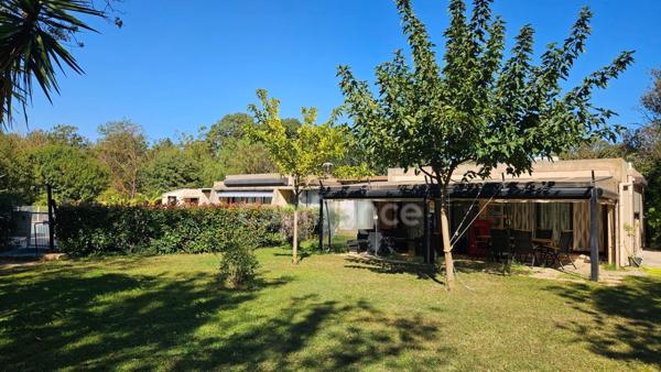 HYÈRES – PROPRIÉTÉ  SUR PLUS D'1 HECTARE – MAISON PRINCIPALE DE PLAIN-PIED, PISCINE ET ENSEMBLE BÂTI