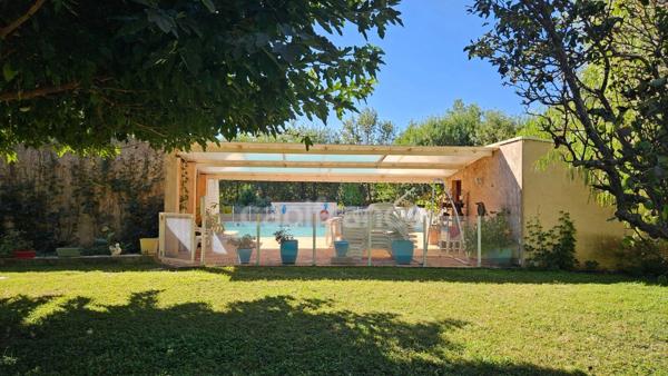 HYÈRES – PROPRIÉTÉ  SUR PLUS D'1 HECTARE – MAISON PRINCIPALE DE PLAIN-PIED, PISCINE ET ENSEMBLE BÂTI