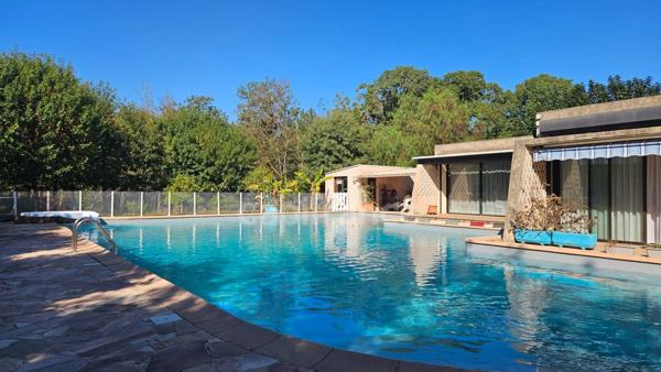 HYÈRES – PROPRIÉTÉ  SUR PLUS D'1 HECTARE – MAISON PRINCIPALE DE PLAIN-PIED, PISCINE ET ENSEMBLE BÂTI