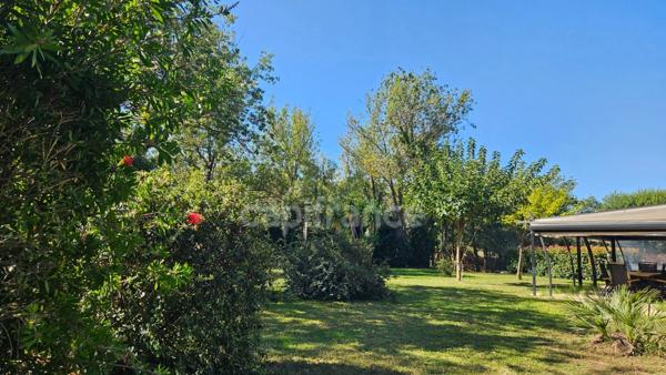 HYÈRES – PROPRIÉTÉ  SUR PLUS D'1 HECTARE – MAISON PRINCIPALE DE PLAIN-PIED, PISCINE ET ENSEMBLE BÂTI