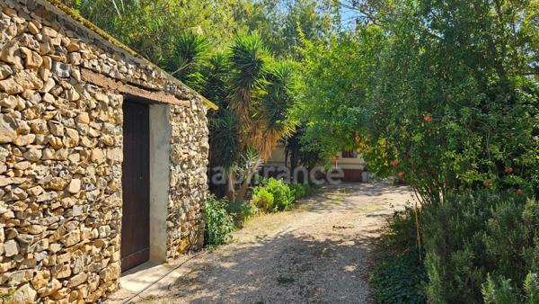 HYÈRES – PROPRIÉTÉ  SUR PLUS D'1 HECTARE – MAISON PRINCIPALE DE PLAIN-PIED, PISCINE ET ENSEMBLE BÂTI