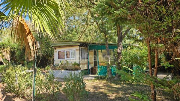 HYÈRES – PROPRIÉTÉ  SUR PLUS D'1 HECTARE – MAISON PRINCIPALE DE PLAIN-PIED, PISCINE ET ENSEMBLE BÂTI