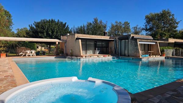 HYÈRES – PROPRIÉTÉ  SUR PLUS D'1 HECTARE – MAISON PRINCIPALE DE PLAIN-PIED, PISCINE ET ENSEMBLE BÂTI
