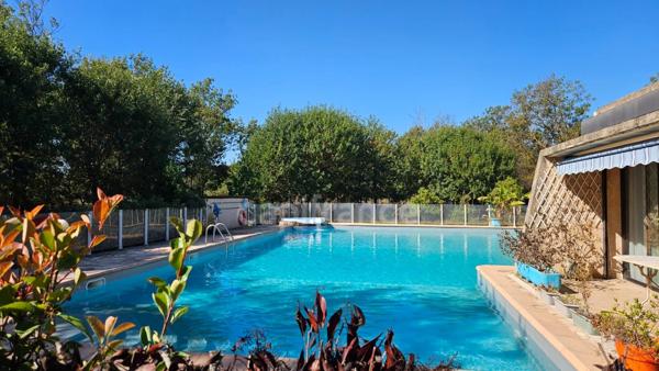 HYÈRES – PROPRIÉTÉ  SUR PLUS D'1 HECTARE – MAISON PRINCIPALE DE PLAIN-PIED, PISCINE ET ENSEMBLE BÂTI