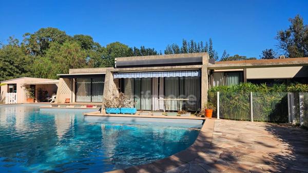 HYÈRES – PROPRIÉTÉ  SUR PLUS D'1 HECTARE – MAISON PRINCIPALE DE PLAIN-PIED, PISCINE ET ENSEMBLE BÂTI