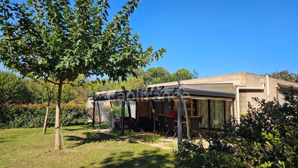 HYÈRES – PROPRIÉTÉ  SUR PLUS D'1 HECTARE – MAISON PRINCIPALE DE PLAIN-PIED, PISCINE ET ENSEMBLE BÂTI