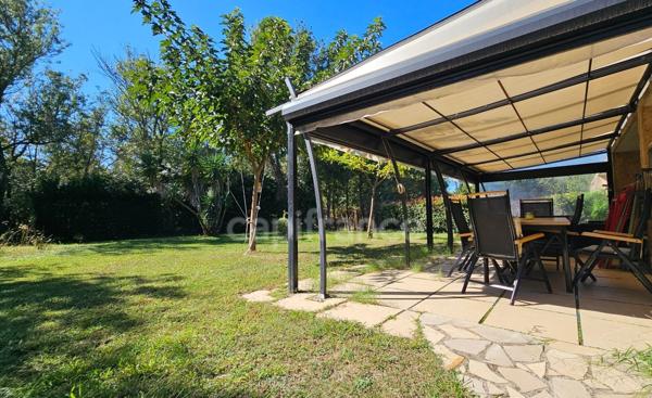 HYÈRES – PROPRIÉTÉ  SUR PLUS D'1 HECTARE – MAISON PRINCIPALE DE PLAIN-PIED, PISCINE ET ENSEMBLE BÂTI