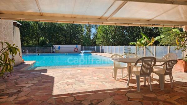 HYÈRES – PROPRIÉTÉ  SUR PLUS D'1 HECTARE – MAISON PRINCIPALE DE PLAIN-PIED, PISCINE ET ENSEMBLE BÂTI