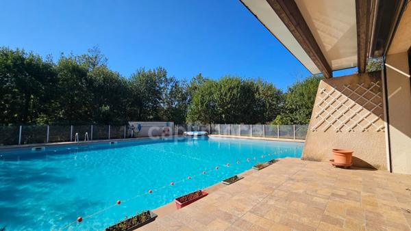 HYÈRES – PROPRIÉTÉ  SUR PLUS D'1 HECTARE – MAISON PRINCIPALE DE PLAIN-PIED, PISCINE ET ENSEMBLE BÂTI