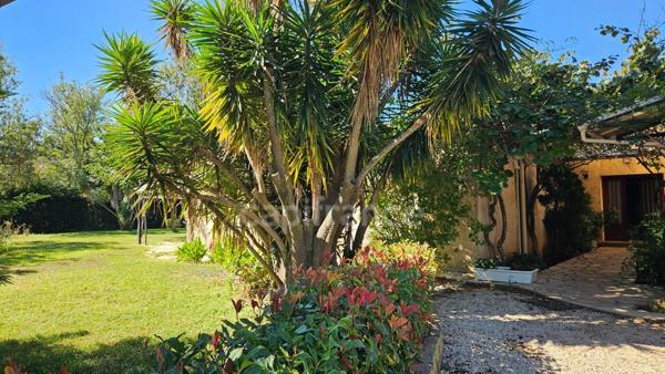 HYÈRES – PROPRIÉTÉ  SUR PLUS D'1 HECTARE – MAISON PRINCIPALE DE PLAIN-PIED, PISCINE ET ENSEMBLE BÂTI