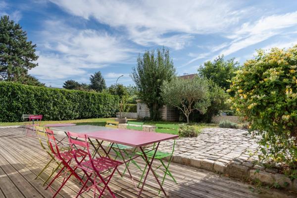 MAISON FAMILIALE TERRASSE JARDIN STATIONNEMENTS