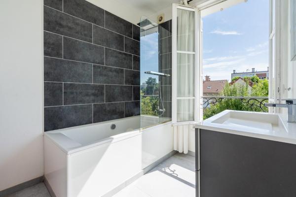 MAISON FAMILIALE TERRASSE JARDIN STATIONNEMENTS