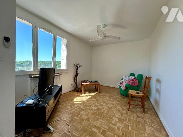 LA GRAVIERE. T3 en bon état de 71.74 m2 avec balcons.