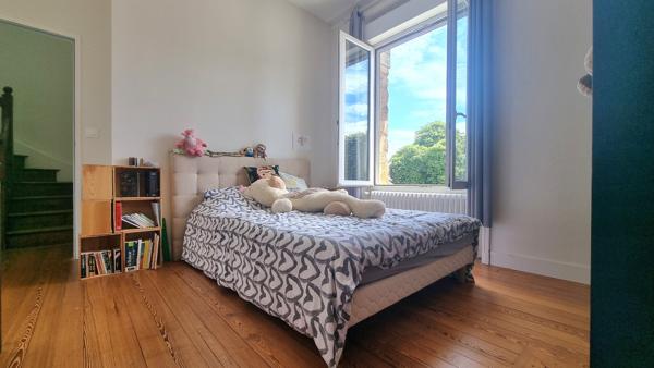 Maison
                                                                                                                                                                                                                                                                                                                        6 pièce(s)                                                                                                                                                                                                          4 chambre(s)                                                                                                                                                                                                          112  m²