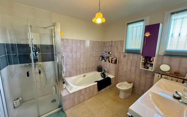 Maison à vendre    5 pièces •  Les Vans