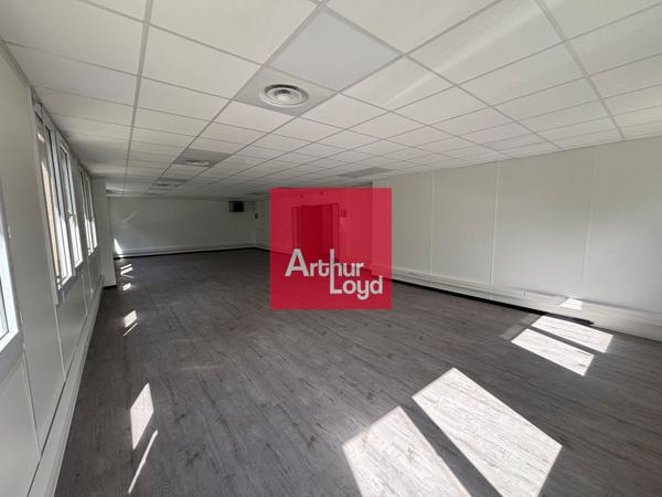 Bureaux à louer 114 m² Moirans open space rénové avec parkings