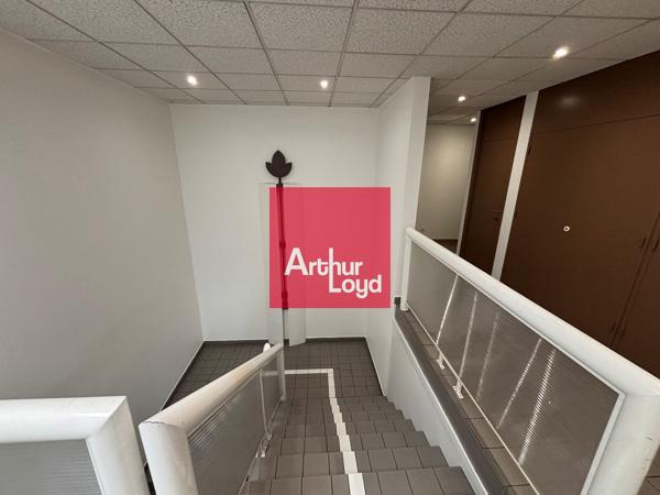 Bureaux à louer 114 m² Moirans open space rénové avec parkings