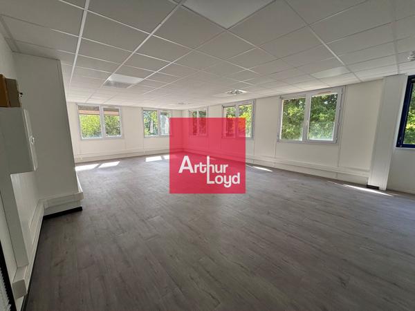 Bureaux à louer 114 m² Moirans open space rénové avec parkings