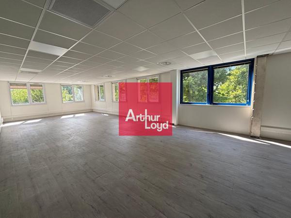 Bureaux à louer 114 m² Moirans open space rénové avec parkings