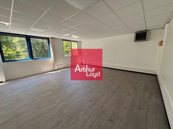 Bureaux à louer 114 m² Moirans open space rénové avec parkings