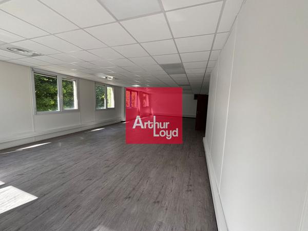 Bureaux à louer 114 m² Moirans open space rénové avec parkings