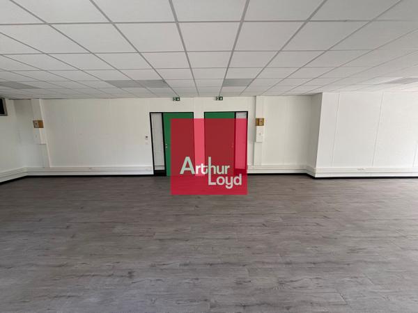 Bureaux à louer 114 m² Moirans open space rénové avec parkings