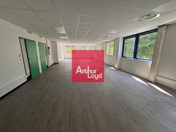 Bureaux à louer 114 m² Moirans open space rénové avec parkings