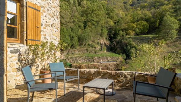 Ancienne ferme en pierre rénovée typique proche de Vals les bains