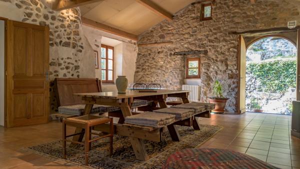 Ancienne ferme en pierre rénovée typique proche de Vals les bains